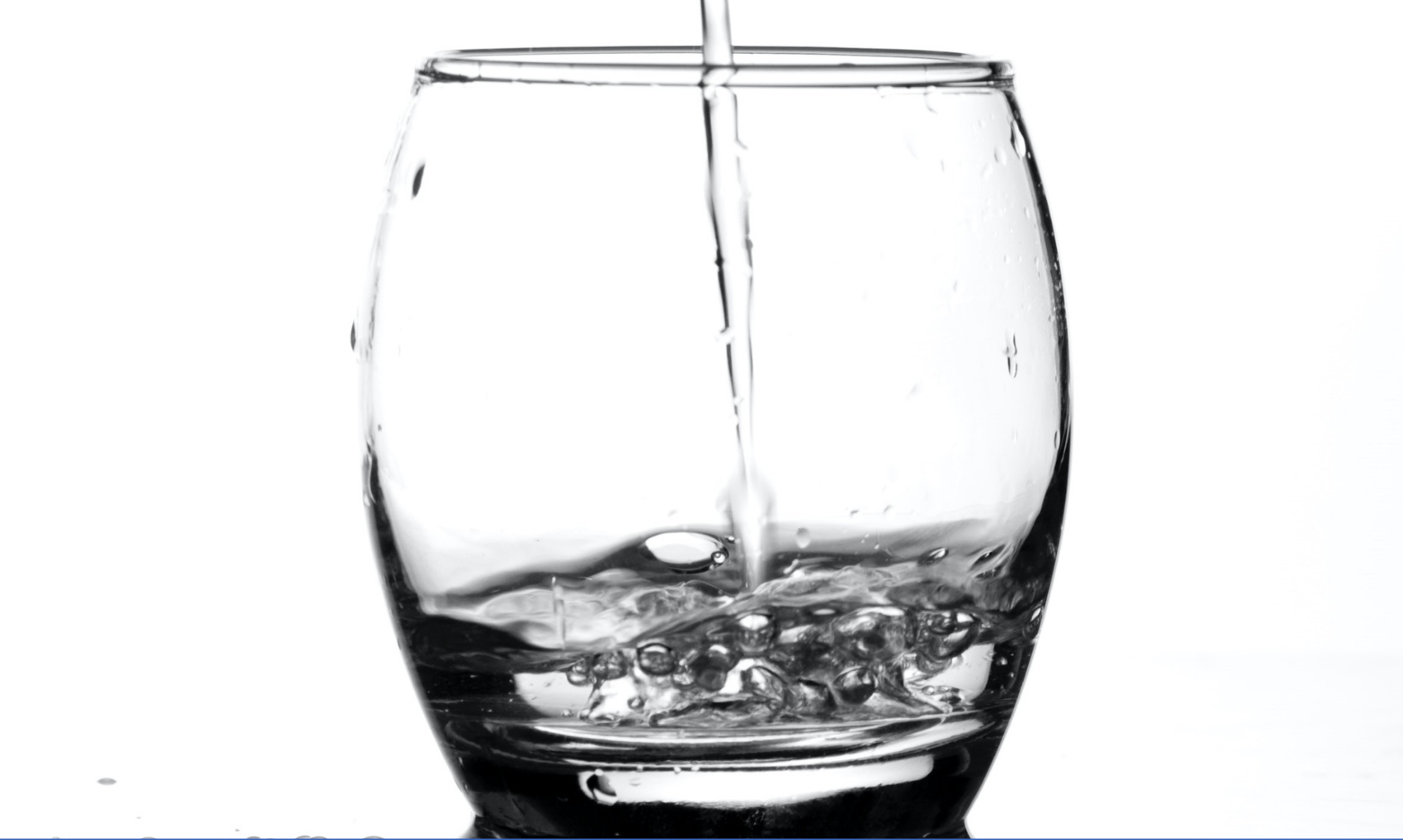 bicchiere acqua con pfas
