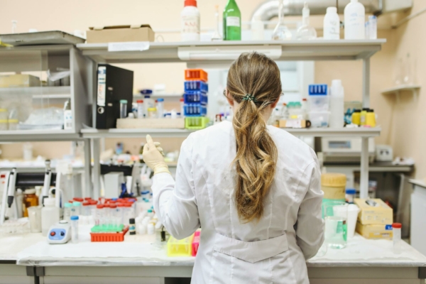 Ricercatrice in laboratorio